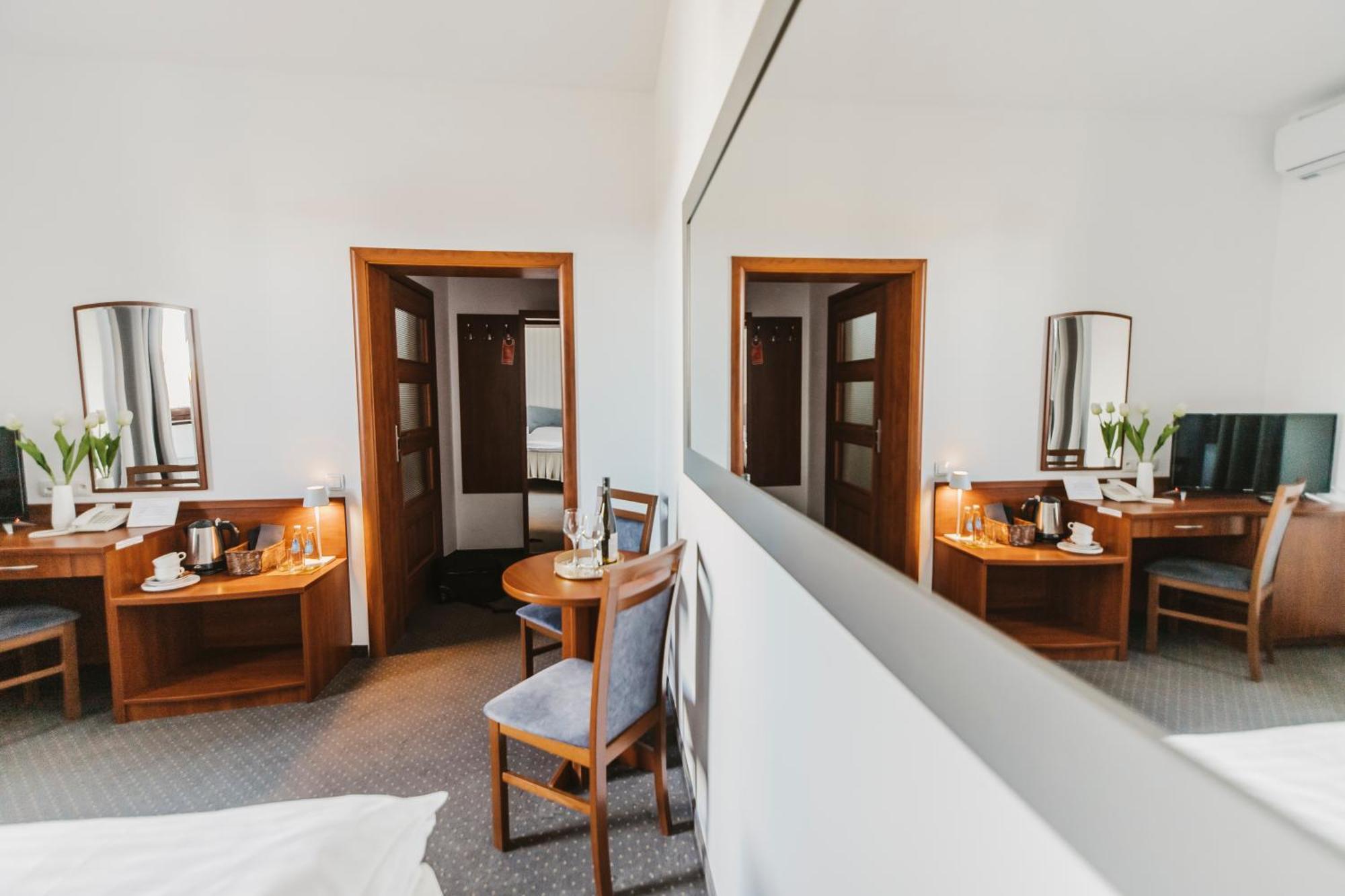 Hotel I Restauracja Borowianka Острув-Велькопольски Экстерьер фото