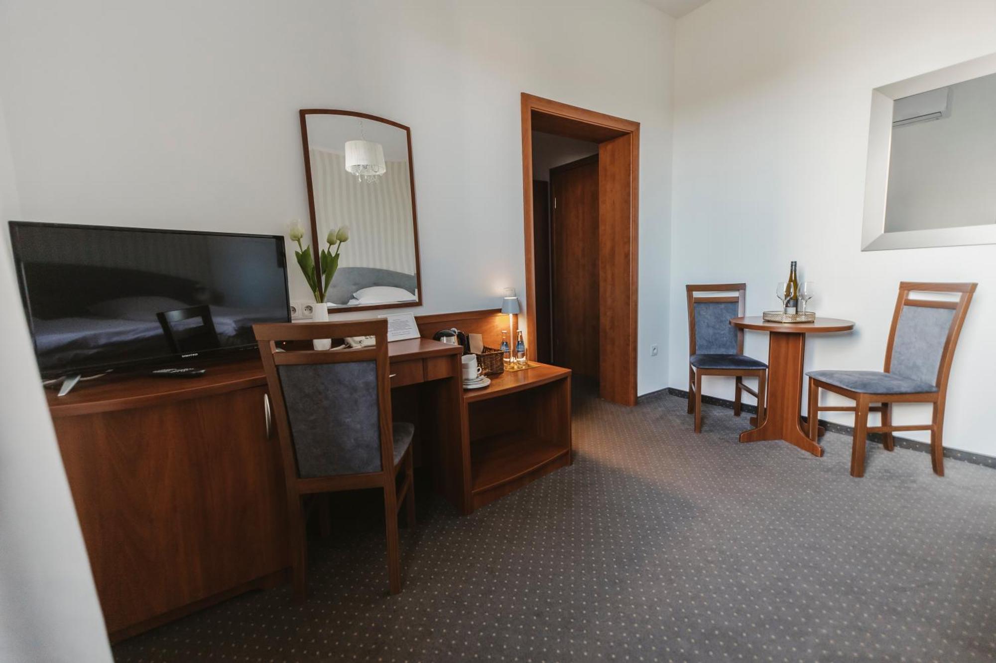 Hotel I Restauracja Borowianka Острув-Велькопольски Экстерьер фото