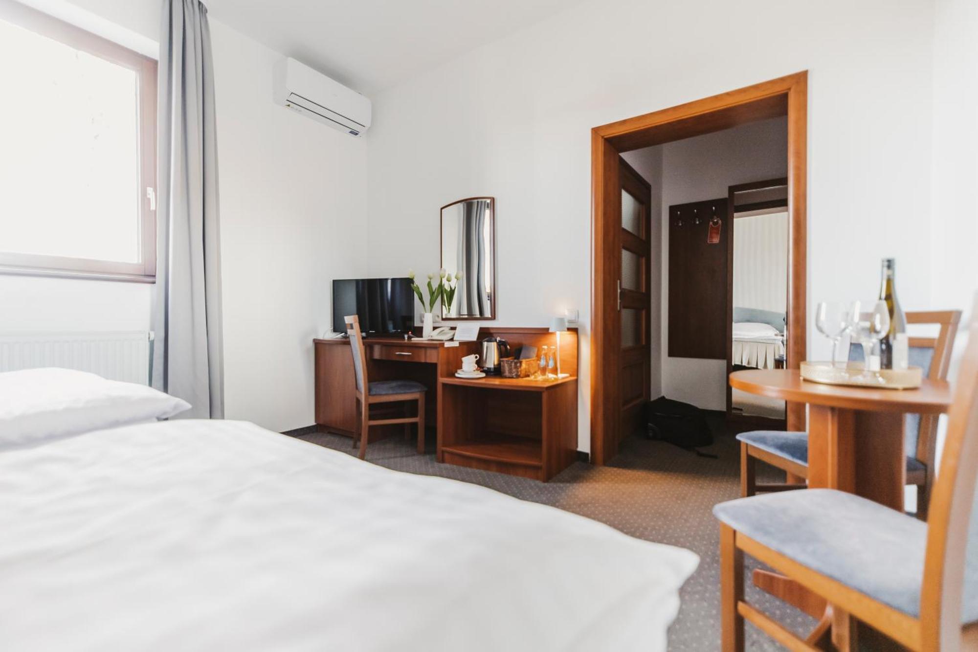 Hotel I Restauracja Borowianka Острув-Велькопольски Экстерьер фото