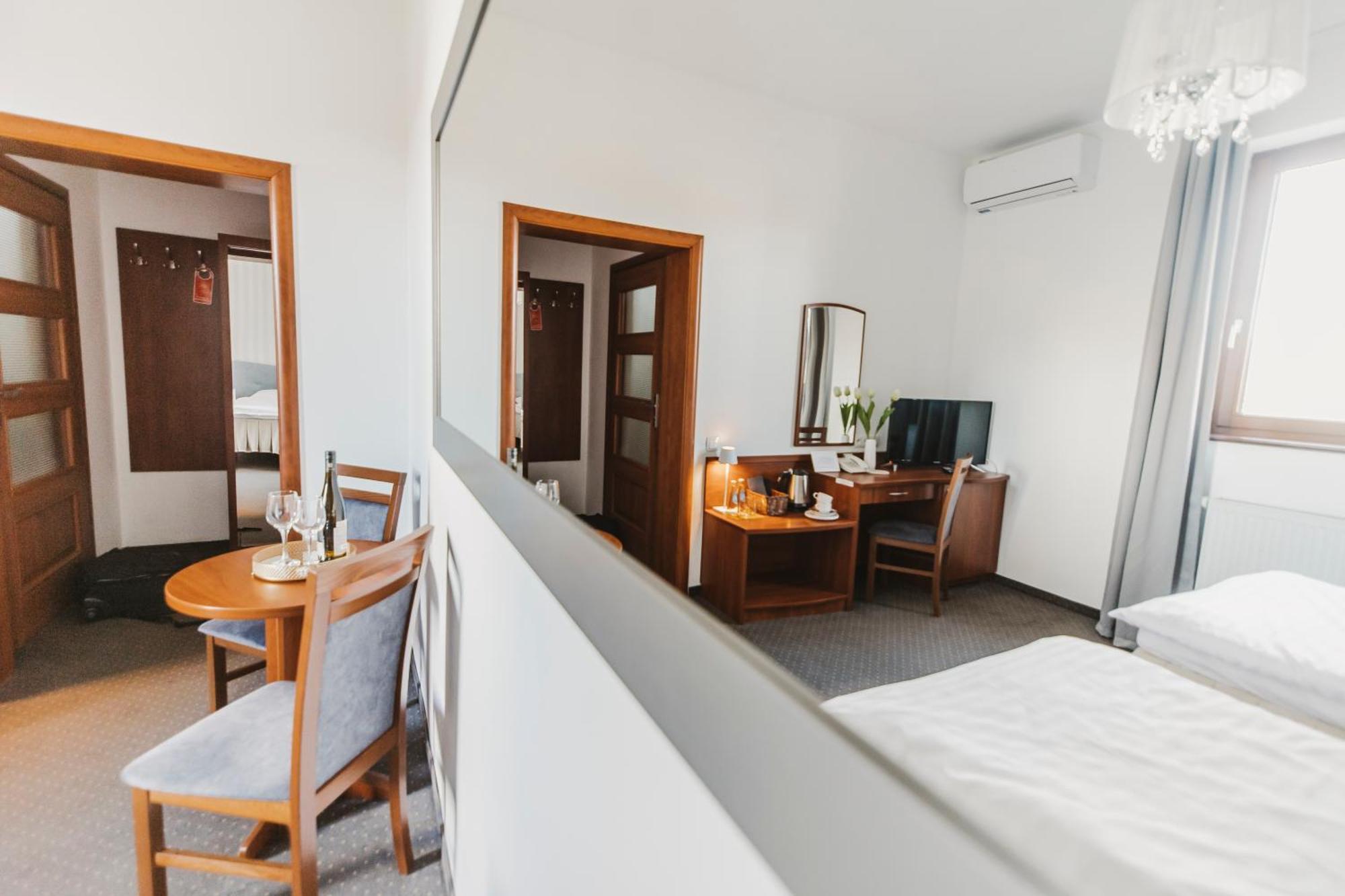 Hotel I Restauracja Borowianka Острув-Велькопольски Экстерьер фото