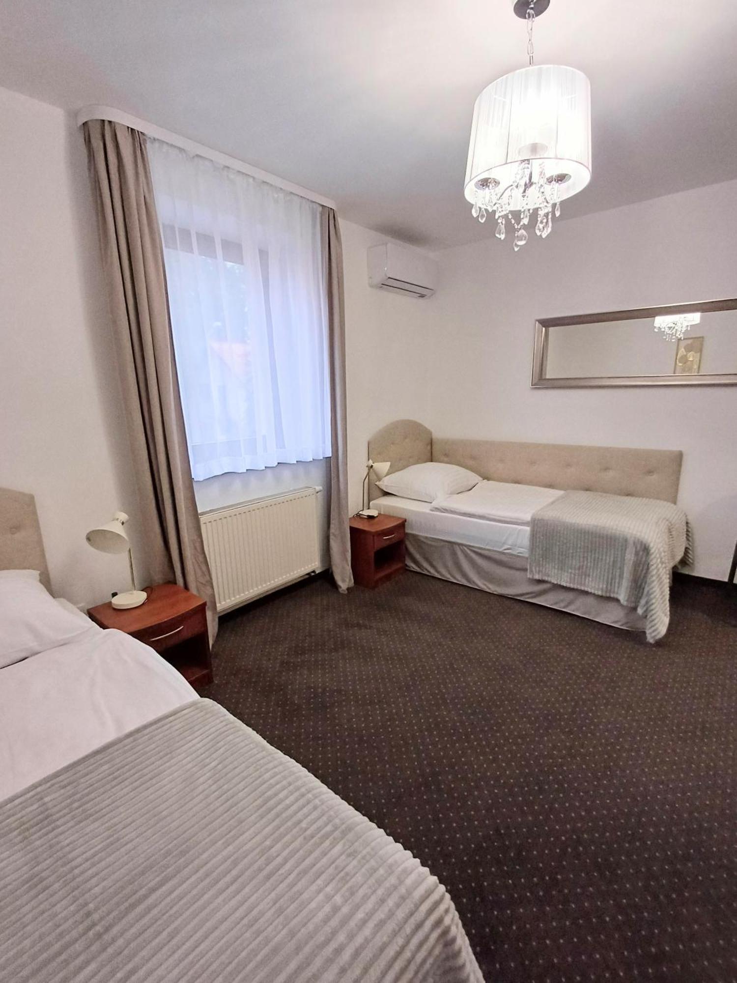 Hotel I Restauracja Borowianka Острув-Велькопольски Экстерьер фото