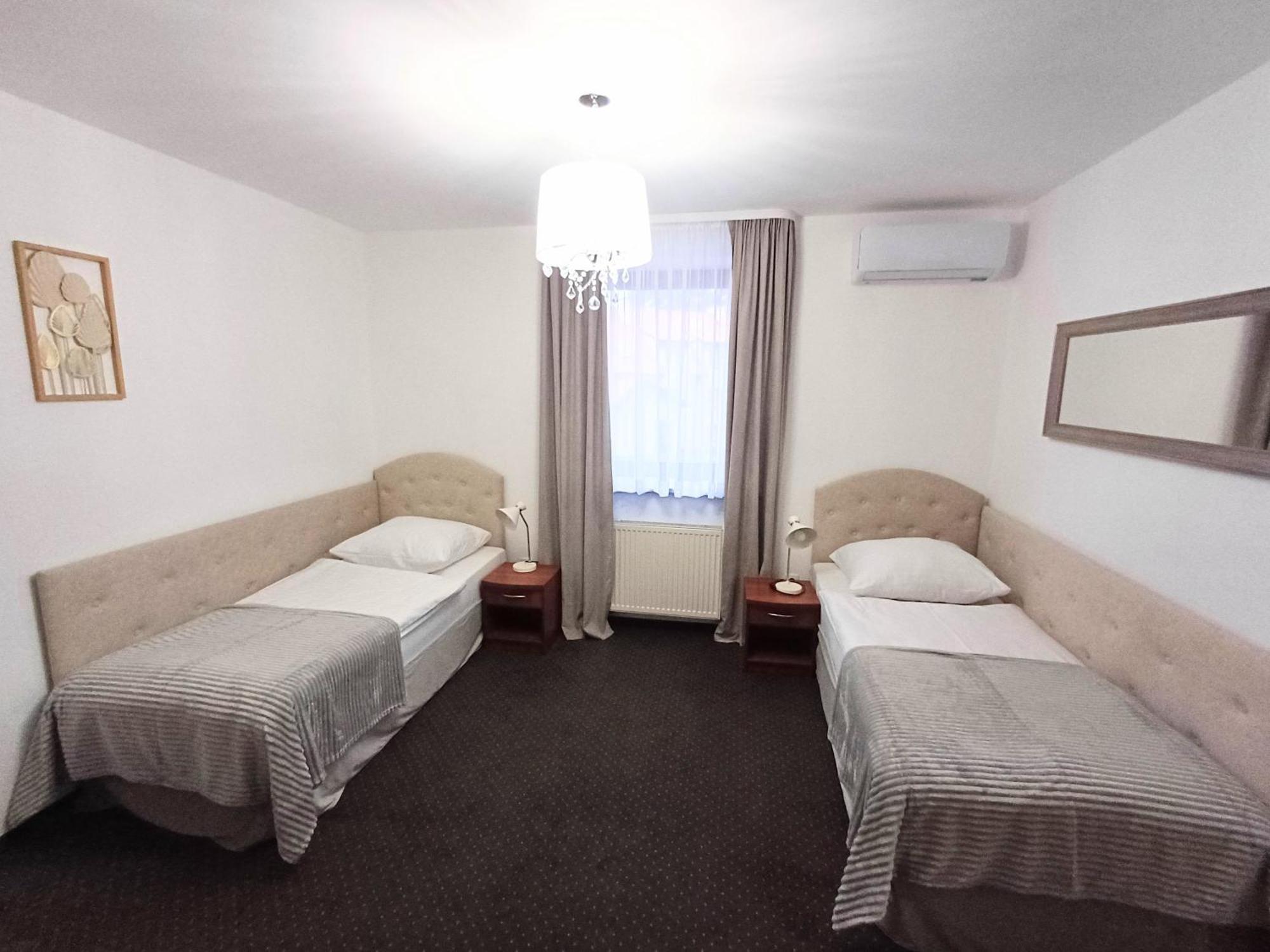 Hotel I Restauracja Borowianka Острув-Велькопольски Экстерьер фото