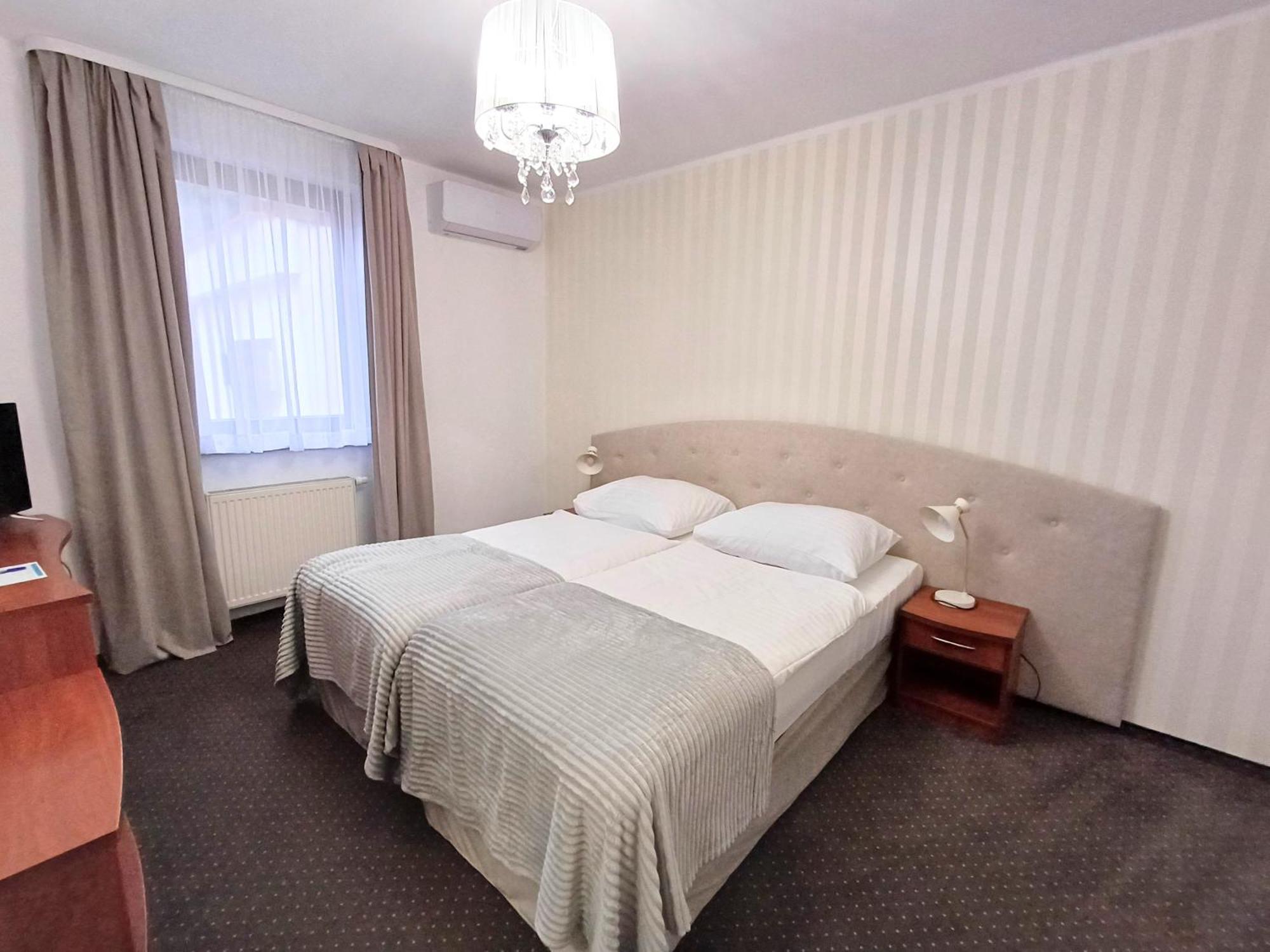 Hotel I Restauracja Borowianka Острув-Велькопольски Экстерьер фото