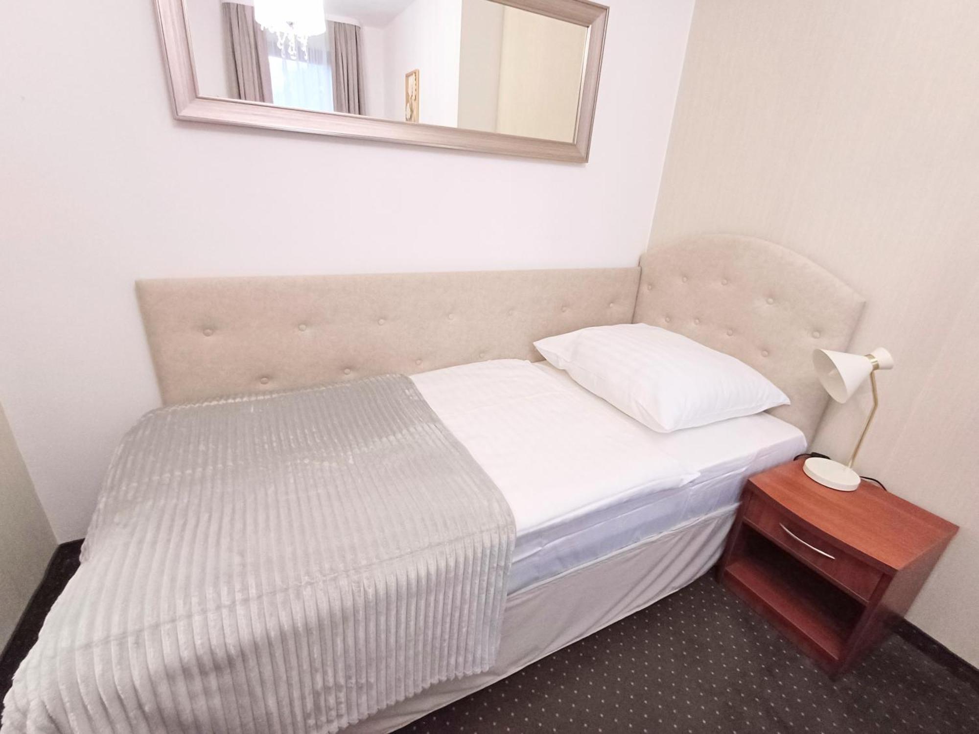 Hotel I Restauracja Borowianka Острув-Велькопольски Экстерьер фото