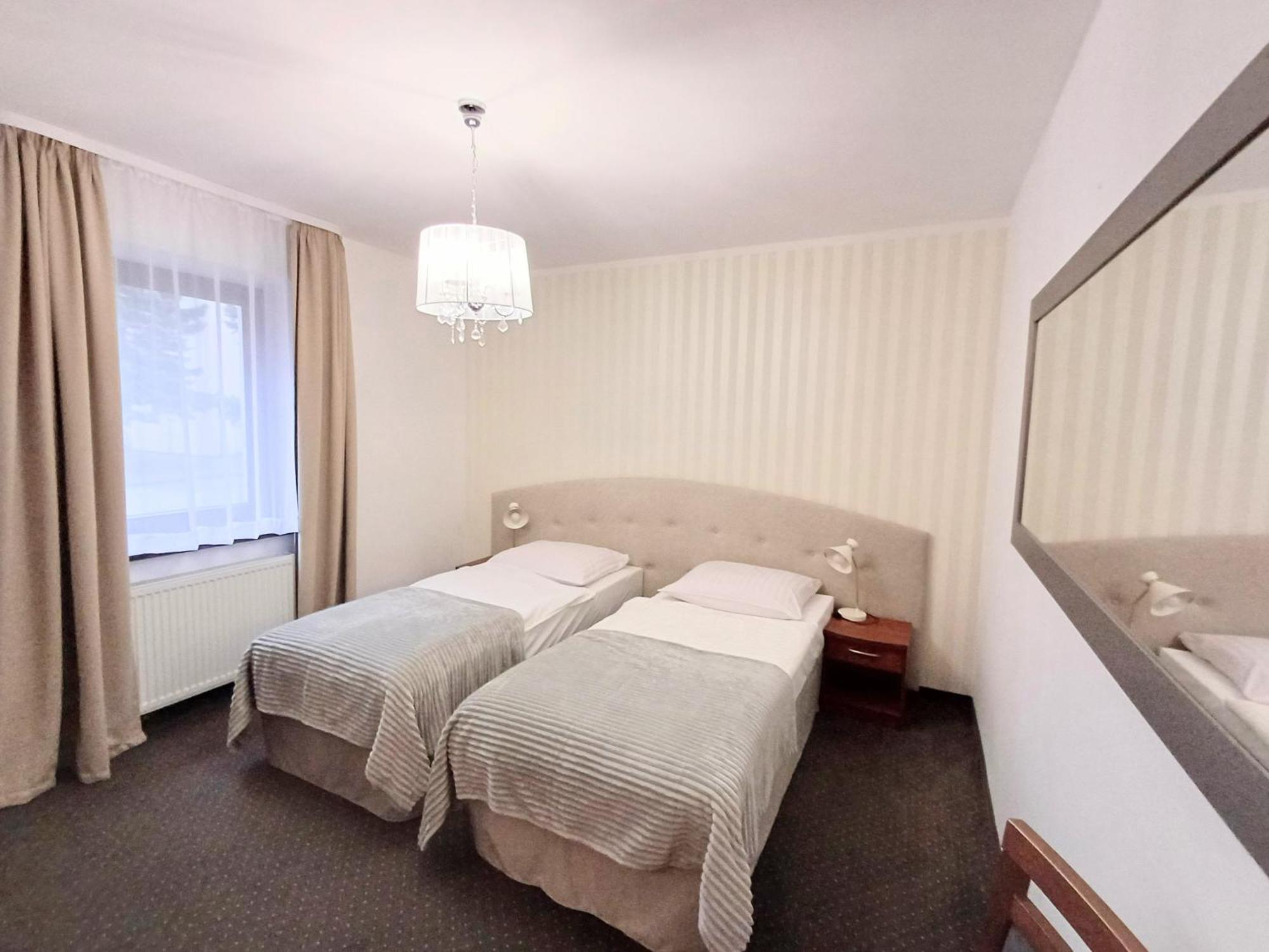 Hotel I Restauracja Borowianka Острув-Велькопольски Экстерьер фото