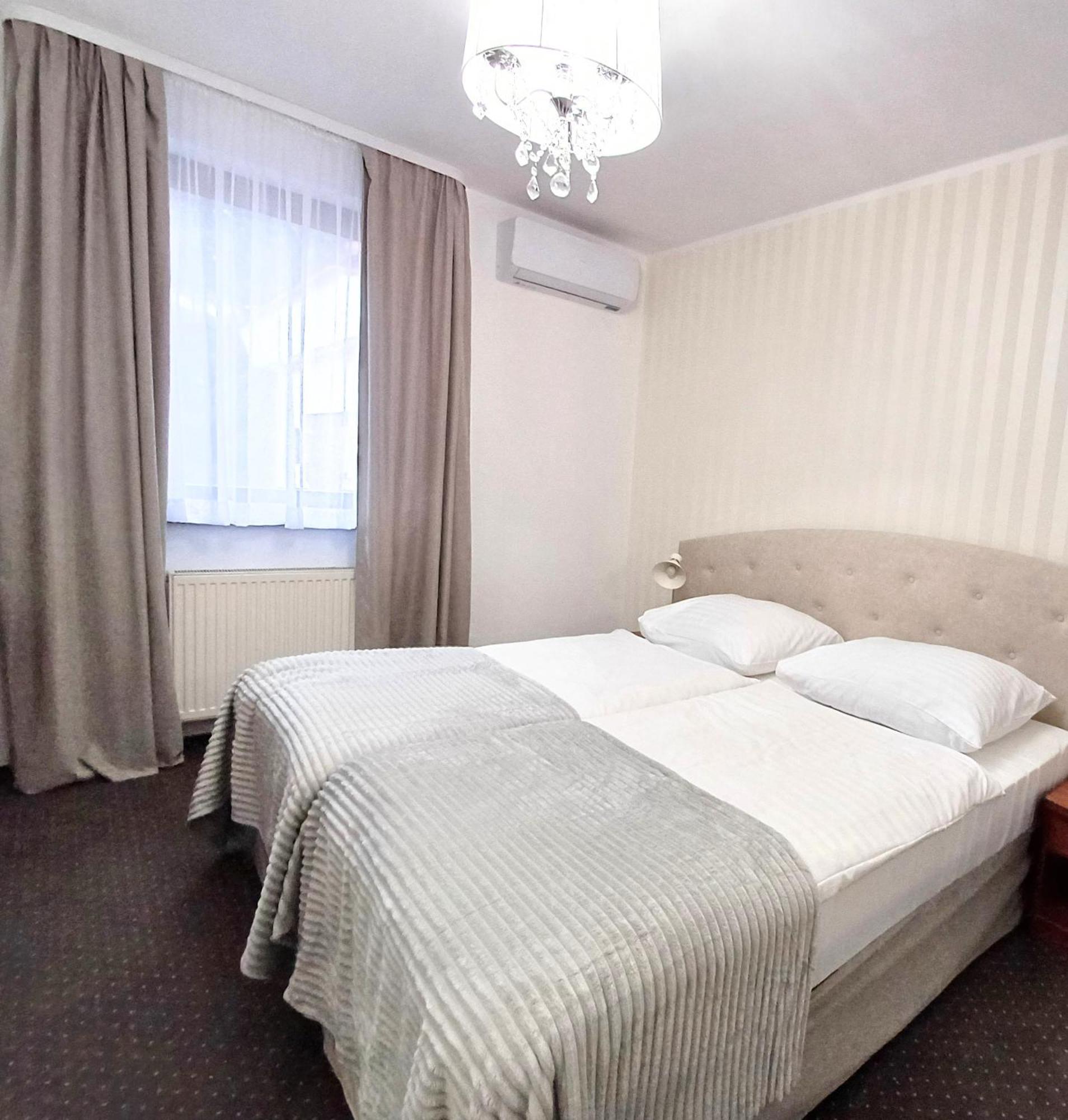 Hotel I Restauracja Borowianka Острув-Велькопольски Экстерьер фото