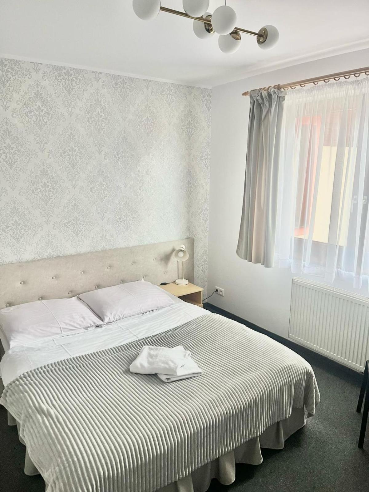Hotel I Restauracja Borowianka Острув-Велькопольски Экстерьер фото